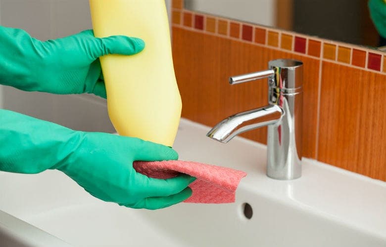 6 x handy cleaning tips for the bathroom