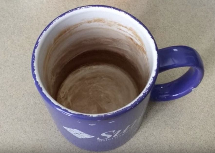 Removing coffee stains from mugs is the easiest thing in the world if you use THIS trick!