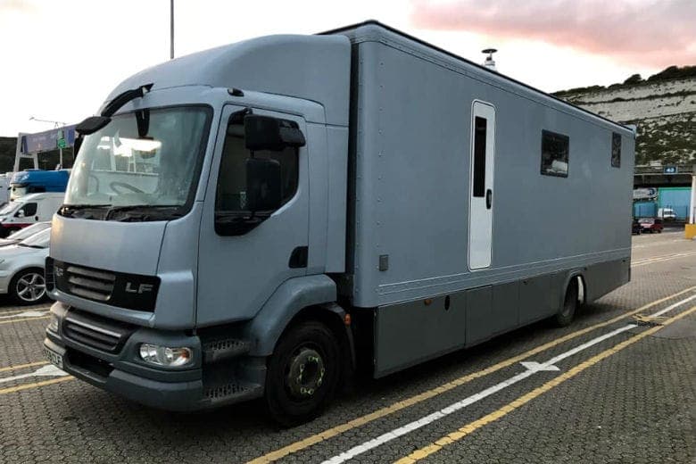 Couple buys old truck and converts it into a beautiful apartment