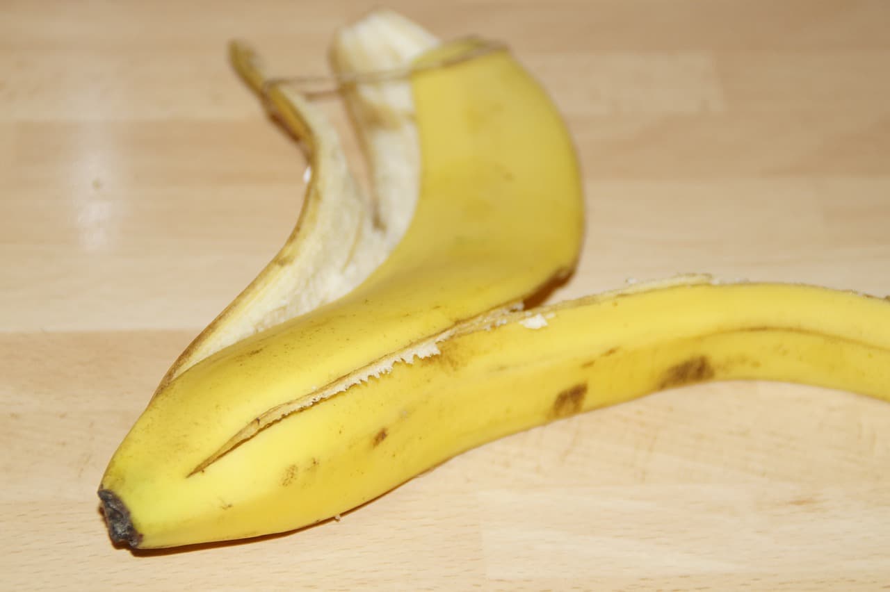 ¡Guau! ¿Sabías que puedes hacer ESTO con una cáscara de plátano y unas medias?